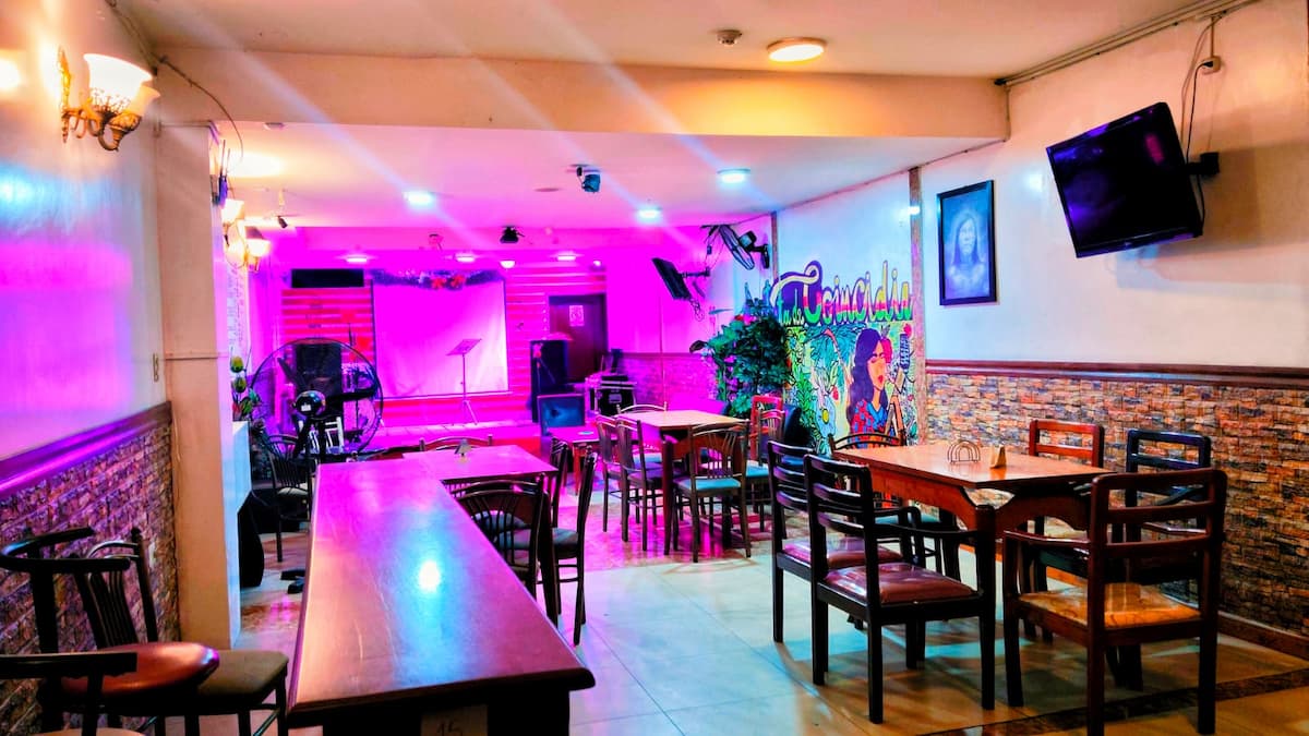 Interior de Cajuezinho con ambiente acogedor