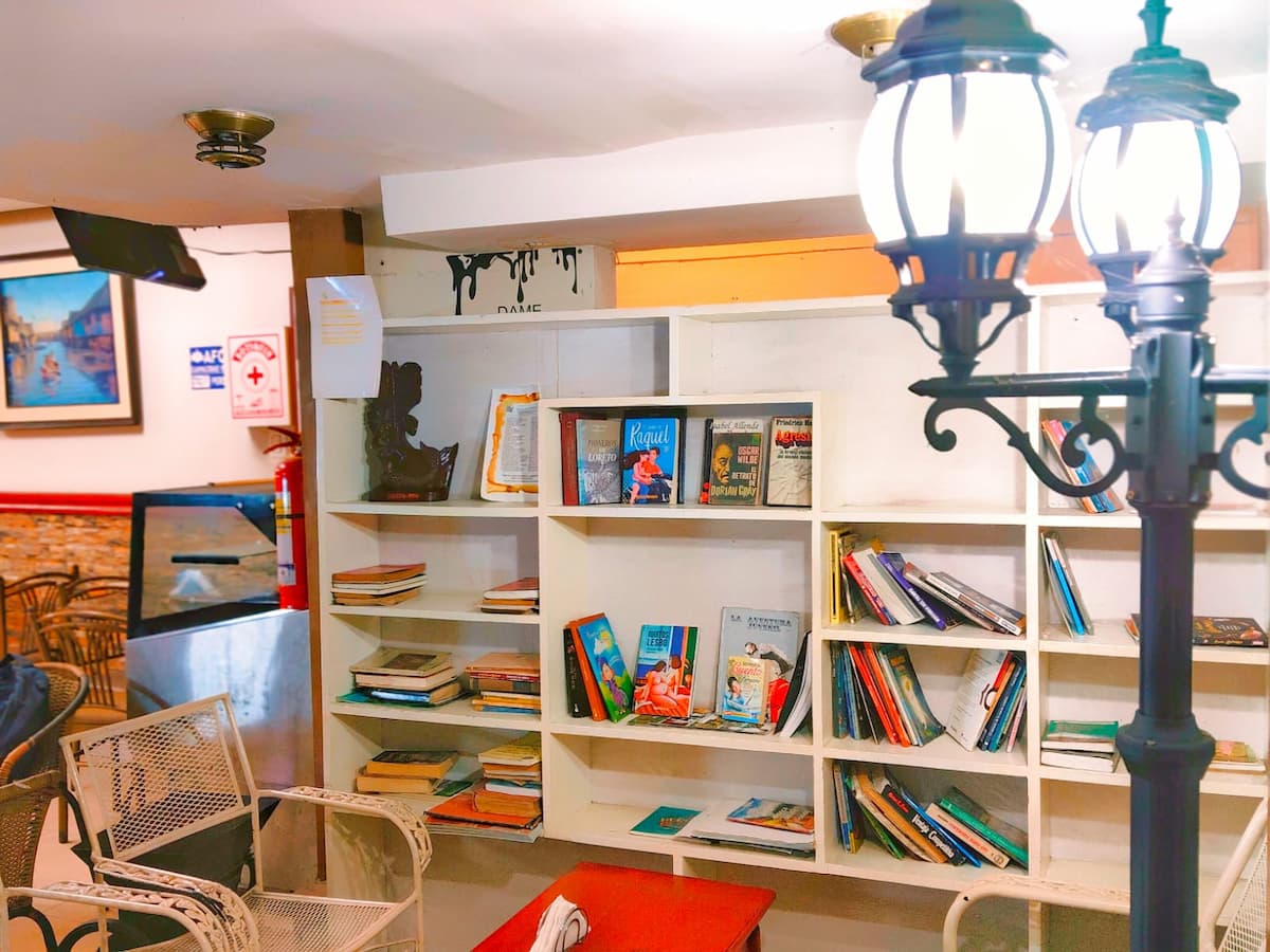 Biblioteca en café